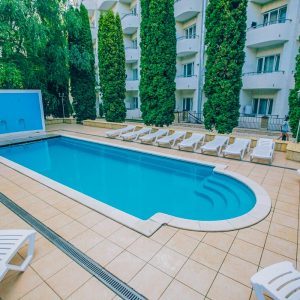 Открытый бассейн в санатории Центросоюз в городе Кисловодске - фотография