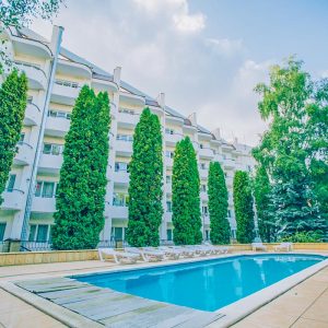 Открытый бассейн в санатории Центросоюз в городе Кисловодске - фотография