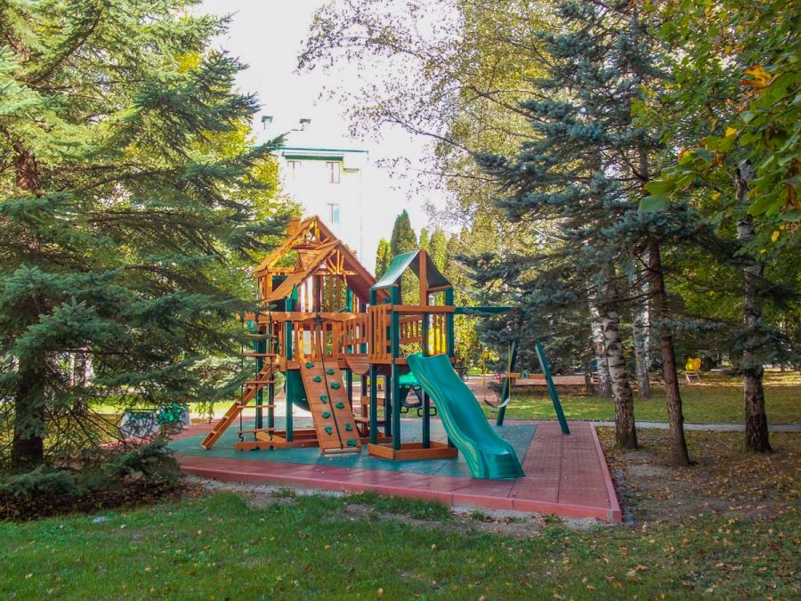 Детская площадка в санатории Центросоюз в городе Кисловодске - фотография