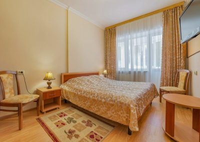 Двухместный стандартный номер в санатории Центросоюз в городе Кисловодске - фотография