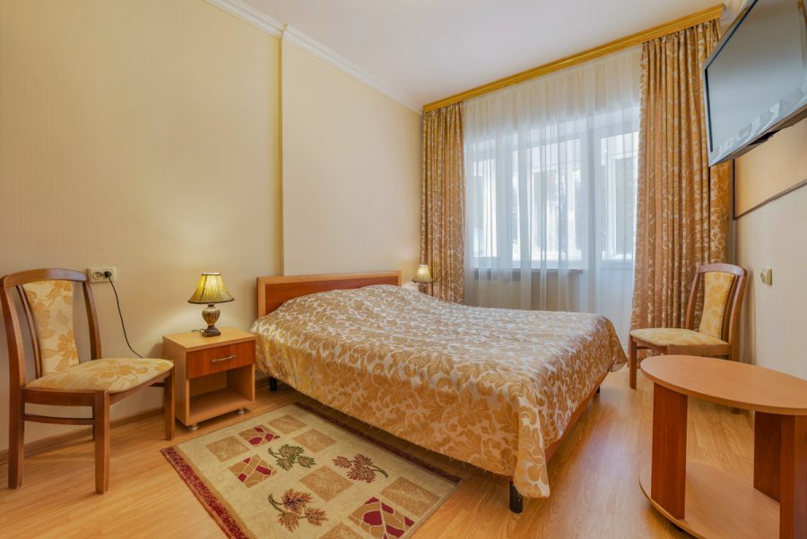 Двухместный стандартный номер в санатории Центросоюз в городе Кисловодске - фотография