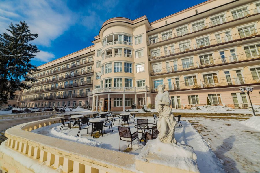 Главный корпус санатория Центросоюз в городе Кисловодске - фотография