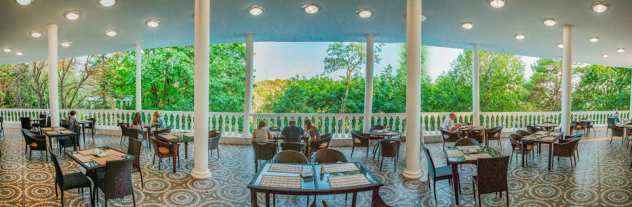 Обеденный зал Гранат в санатории Центросоюз в городе Кисловодске - фотография