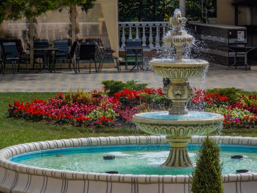 Фонтан на территории в санатории Центросоюз в городе Кисловодске - фотография