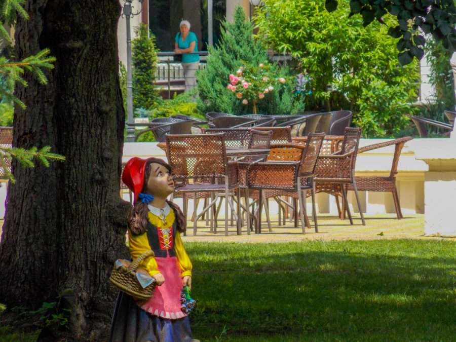 Мультскульптуры на территории в санатории Центросоюз в городе Кисловодске - фотография