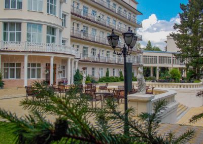 Территория в санатории Центросоюз в городе Кисловодске - фотография