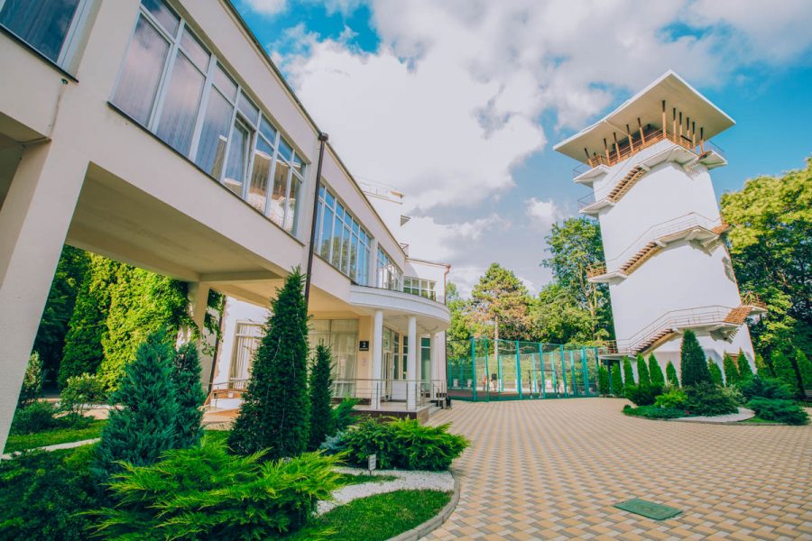 Территория в санатории Центросоюз в городе Кисловодске - фотография