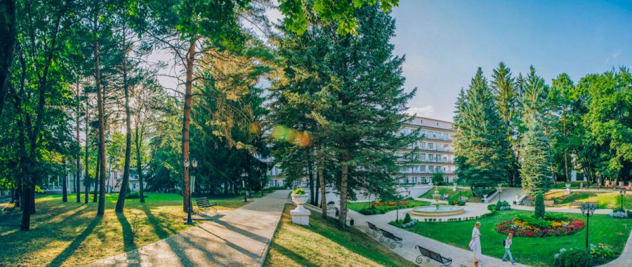 Территория в санатории Центросоюз в городе Кисловодске - фотография