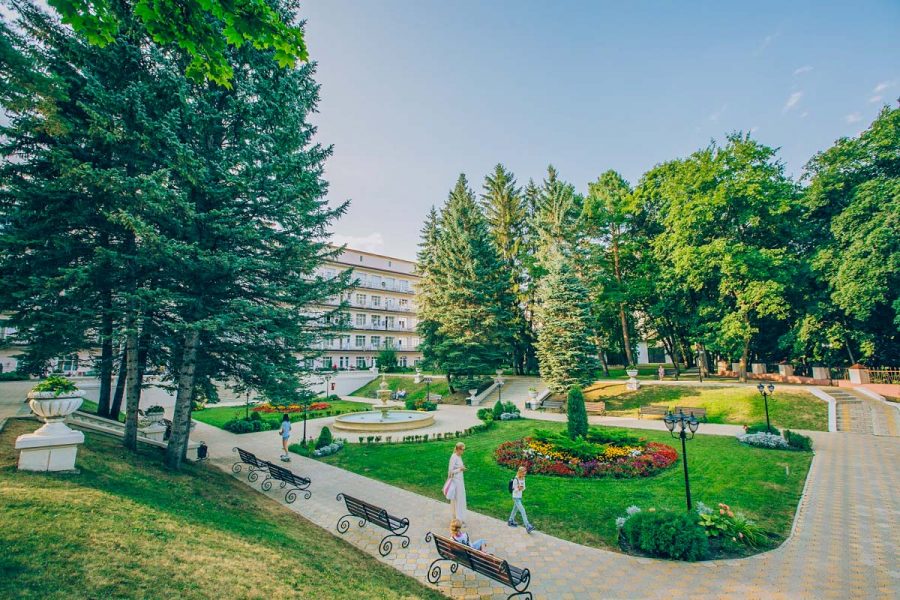 Территория в санатории Центросоюз в городе Кисловодске - фотография