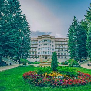 Территория в санатории Центросоюз в городе Кисловодске - фотография