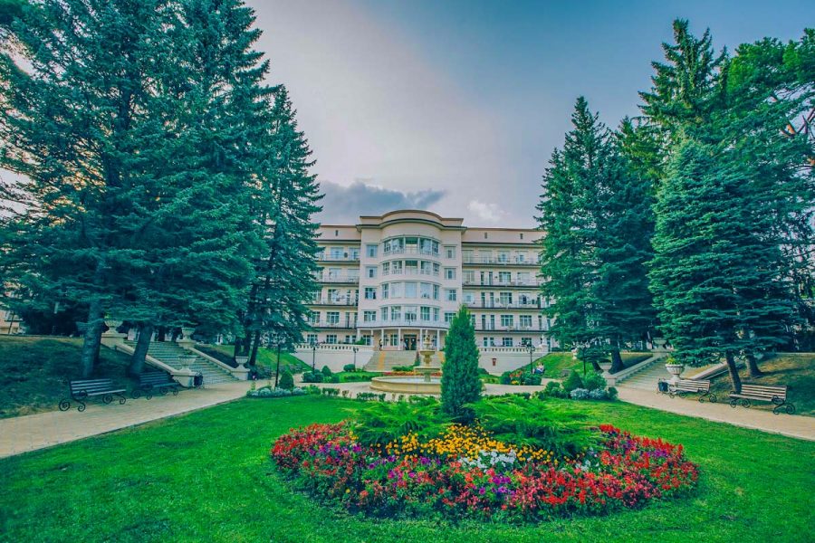 Территория в санатории Центросоюз в городе Кисловодске - фотография