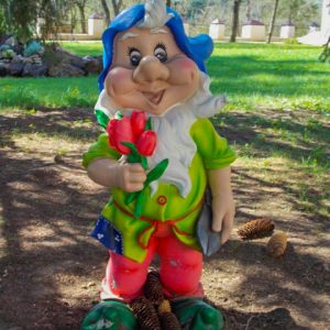 Мультскульптуры на территории в санатории Центросоюз в городе Кисловодске - фотография