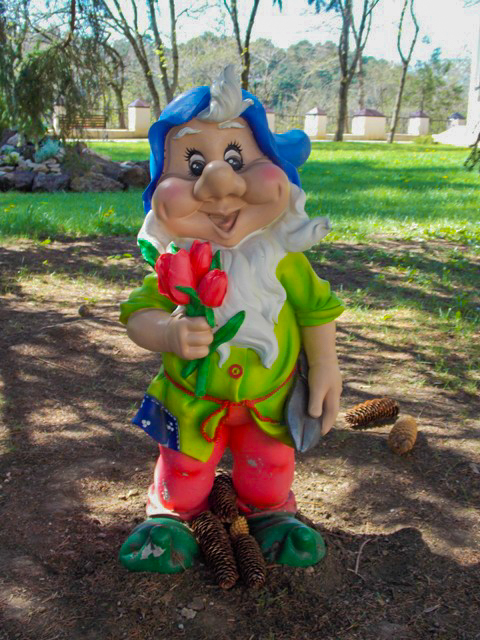 Мультскульптуры на территории в санатории Центросоюз в городе Кисловодске - фотография