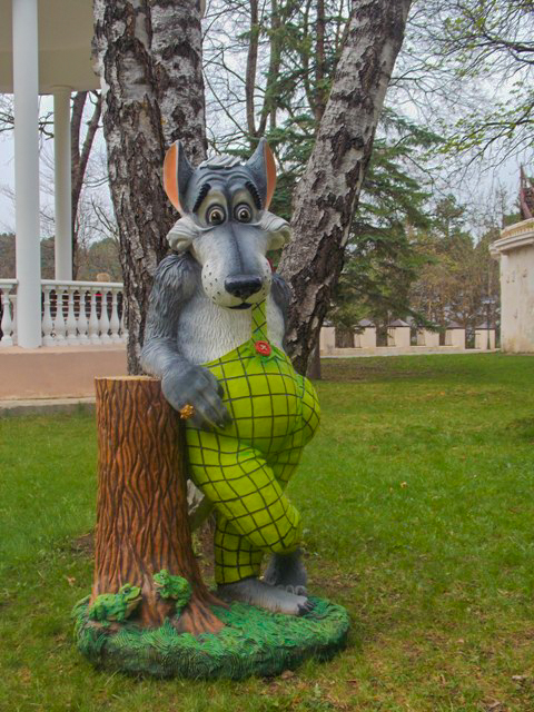 Мультскульптуры на территории в санатории Центросоюз в городе Кисловодске - фотография