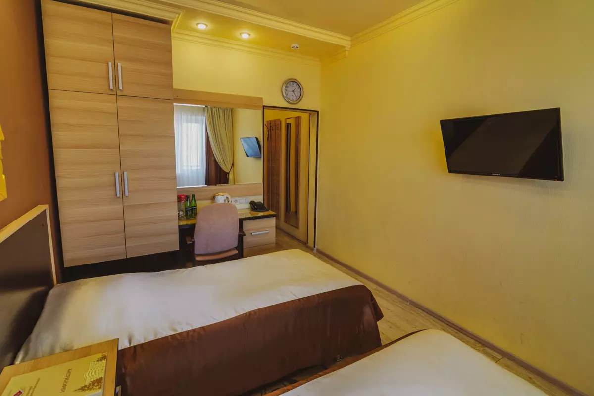 Двухместный стандартный номер в санатории Центросоюз в городе Кисловодске - фотография