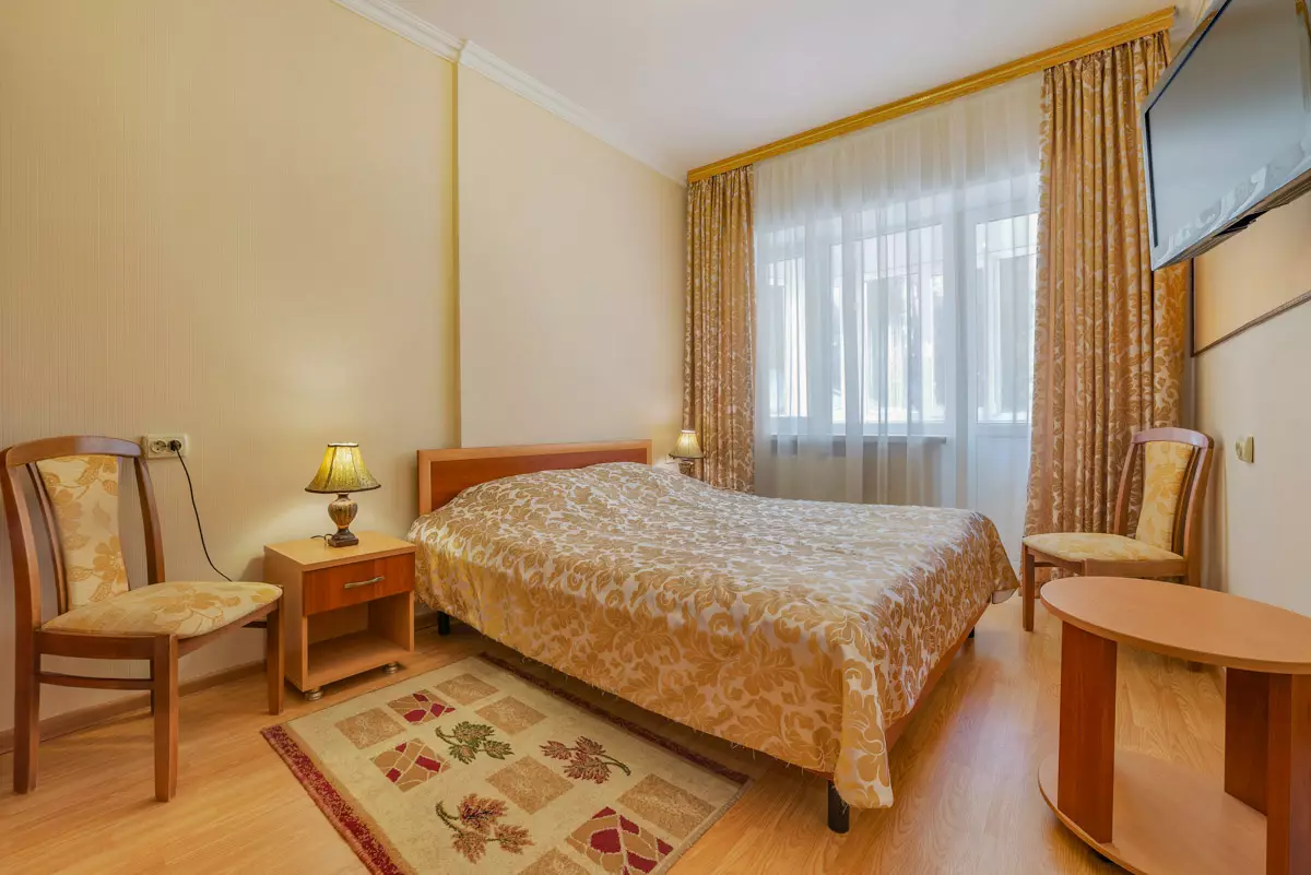 Двухместный стандартный номер в санатории Центросоюз в городе Кисловодске - фотография