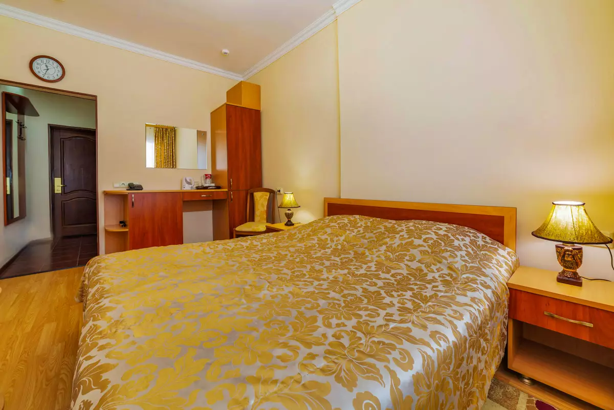 Двухместный стандартный номер в санатории Центросоюз в городе Кисловодске - фотография