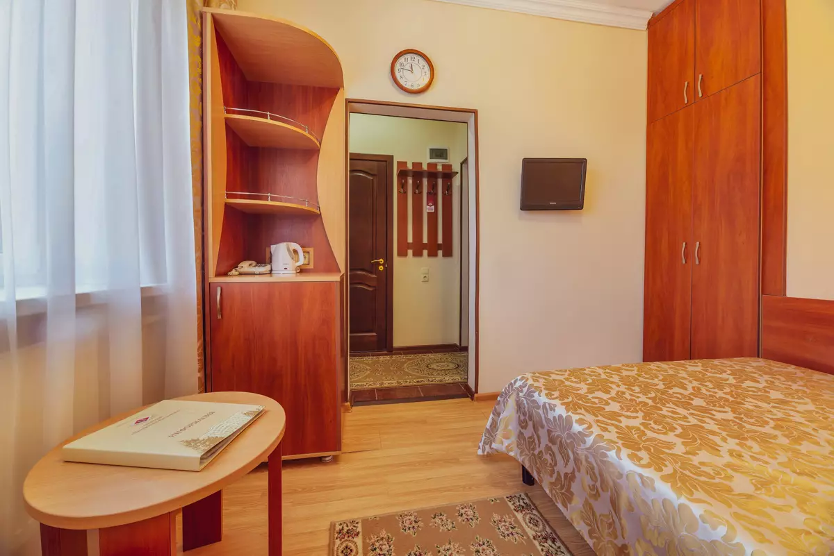 Одноместный стандартный номер в санатории Центросоюз в городе Кисловодске - фотография