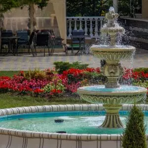 Фонтан на территории в санатории Центросоюз в городе Кисловодске - фотография