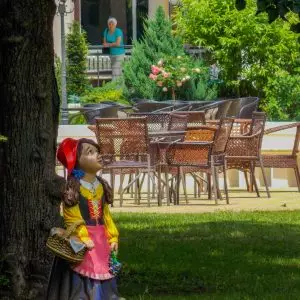 Мультскульптуры на территории в санатории Центросоюз в городе Кисловодске - фотография