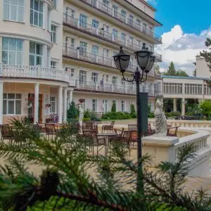 Территория в санатории Центросоюз в городе Кисловодске - фотография