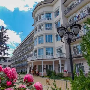 Территория в санатории Центросоюз в городе Кисловодске - фотография